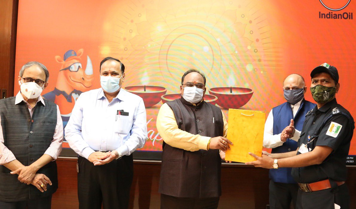 DirMktg_iocl's tweet image. While I can proudly say that #IndianOil is the energy lifeline of the country, it is our contract personnel who are the lifeline of our offices. 
Felicitated the canteen, security, and other staff for their dedicated support in keeping our offices running.