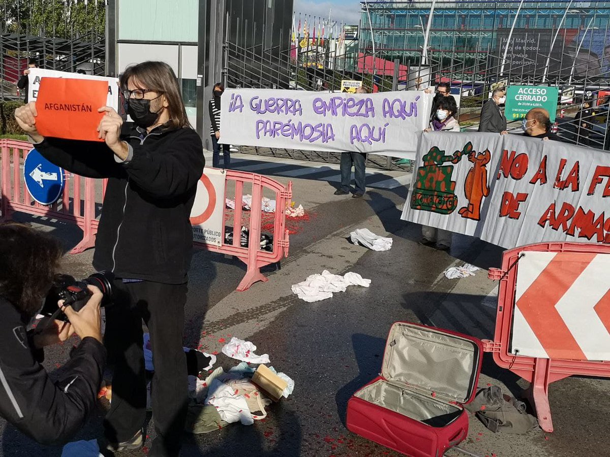 ❗️❗️❗️ACCIÓN ACCIÓN
Un grupo de activistas relacionadas con la plataforma <a href="/DesarmaMadrid/">DesarmaMadrid</a> están realizado una acción directa noviolenta en la entrada del recinto de IFEMA donde se celebra la Feria Internacional de Defensa y Seguridad #FEINDEF21 
#LaGuerraEmpiezaAquí