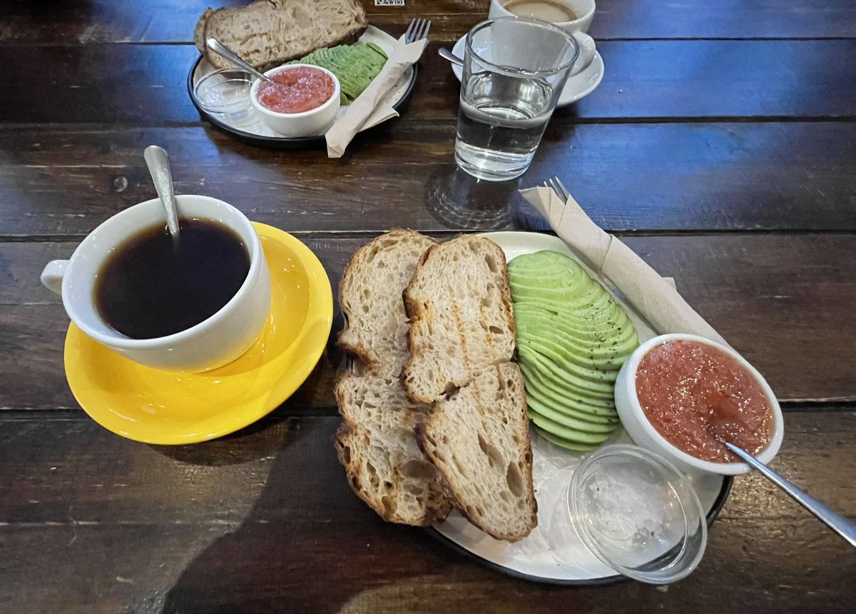 julioservan's tweet photo. Un cafecito por Madrid en gran compañía @FedeSanchez0 @samuelhermoso y @abn. Y luego a conocer a la gente de @elasticheads y su oficina (chulísima 🤩) https://t.co/Gqu8QX9pRP