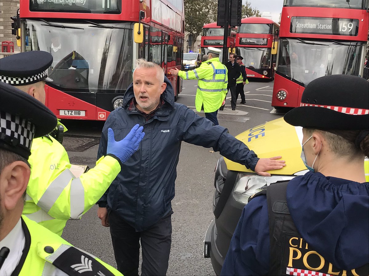 damiengayle's tweet photo. This #insulatebritain member has glued himself to a police van. https://t.co/tdMyiCiWWl