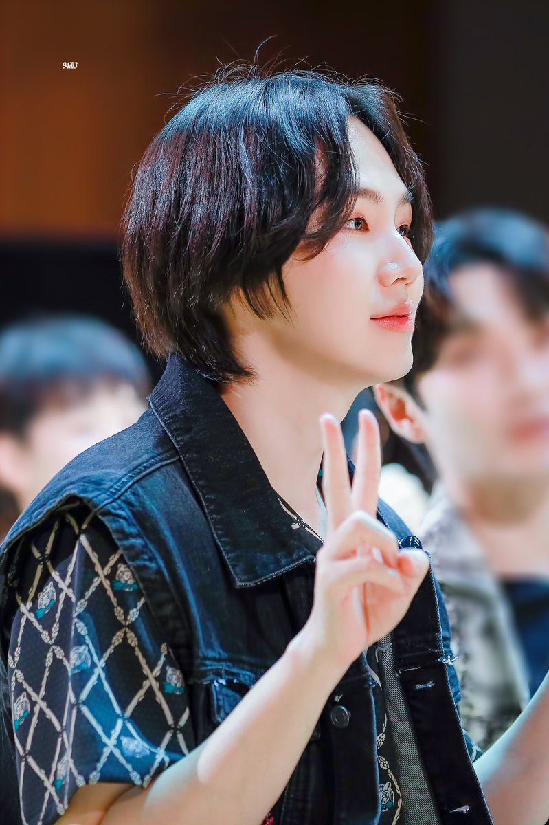 94_ill3's tweet photo. 제가 12월 어느 주말을 위해 슬로건을 뽑으려고 하는데 사진을 못 고르겠어요.. 골라주실 분?
60*30 흰색 반사 슬로건 생각중이에여 https://t.co/uvq57dyApJ