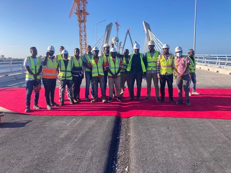 Jackmen_00's tweet photo. The most powerful person in Tanzania Hon. President Samia Suluhu Hassan standing in New Selander Bridge. #Alihamdulillah. 🇹🇿 🖤. 
Special moment: 
Me: Shikamoo Mama.
President: Marahaba Hongereni kwa kazi nzuri. 💪🏿🤲🏿🙏🏿✍🏿. https://t.co/tWa16BF3tD