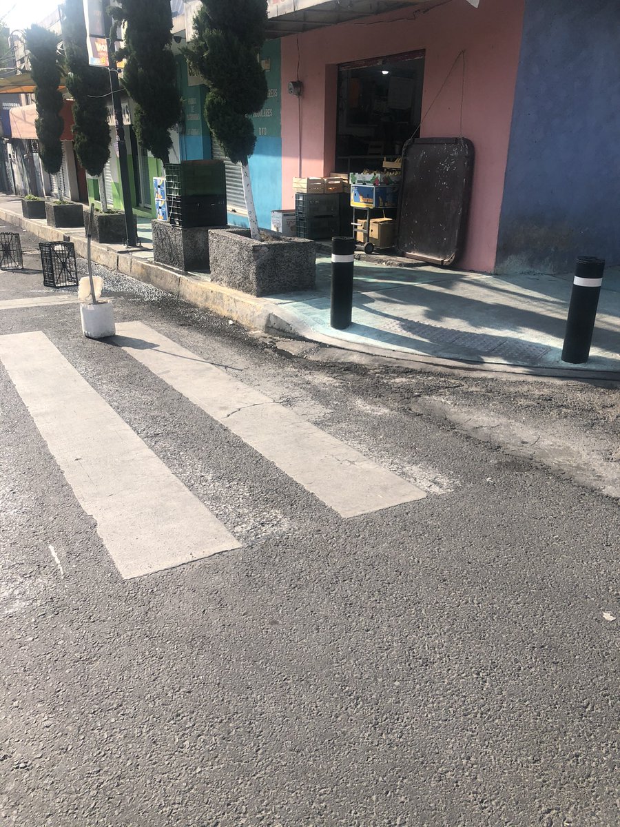 IndiegeekMX's tweet photo. @UCS_GCDMX @AlcaldiaAO @LaSEMOVI @SSC_CDMX @VigimoviCDMX pueden retirar nuevamente estos estorbos para apartar lugar pero por favor ya apliquen la sanción económica correspondiente según su falta a la ley de cultura cívica para que entiendan https://t.co/UiRG0uNVhq