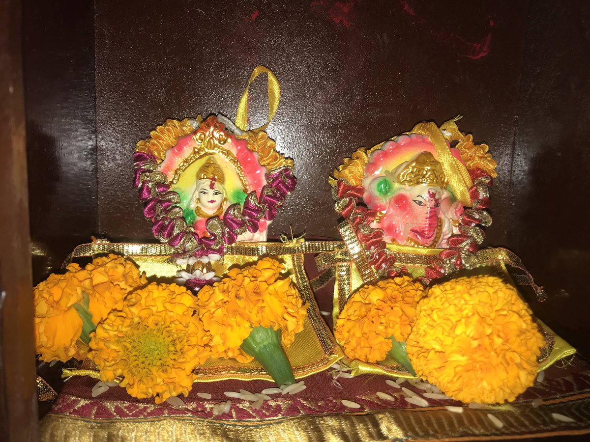 atweetjay's tweet photo. 🎊💥💫🌟✨🎊
एक त्योहार भरा हुआ
मीठी यादों का,
टिमटिमाते सितारों से भरा आसमान,
मुंह मिठाइयों से भरा
दीयों से भरा घर
               तथा
दिल खुशी से भरा
बहुत बहुत बधाई
   ❤ आप और आपके परिवार को दीपावली की शुभकामनाएँ❤
       🎊✨🌟💫💥🎊 https://t.co/pOSi7xxFCM