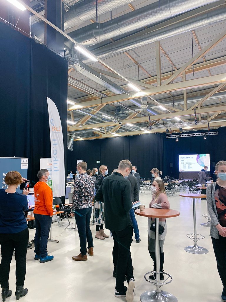 BusinessJKL's tweet photo. Olimme tänään mukana @uniofjyvaskyla matemaattis-luonnontieteellisen tk:n järjestämässä yrityspäivässä, jossa törmäytettiin yrityksiä ja tutkimushankkeita. Esittelimme ekosysteemityötä ja loimme yhteyksiä eri toimijoiden kesken 👍#ekosysteemit #jyväskylä #tutkimus #yritykset https://t.co/OcOKBzrA7h
