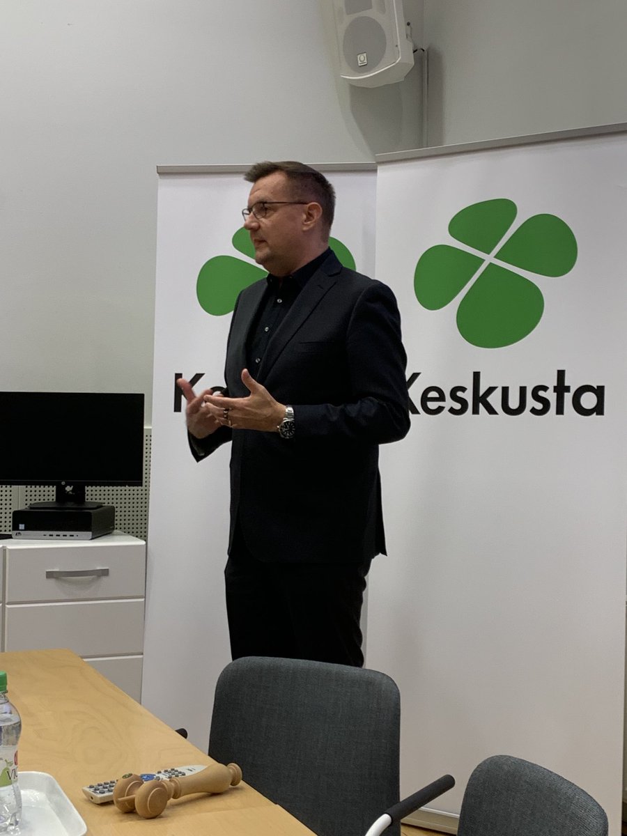 KSiikala's tweet photo. Keskustan Soster-seuran seminaarissa parhaillaan Helsingin sosiaali- ja terveystoimialan johtaja ⁦@JuhaJolkkonen⁩ kertoo #sote #digi #muutos https://t.co/oDppxiC5M5