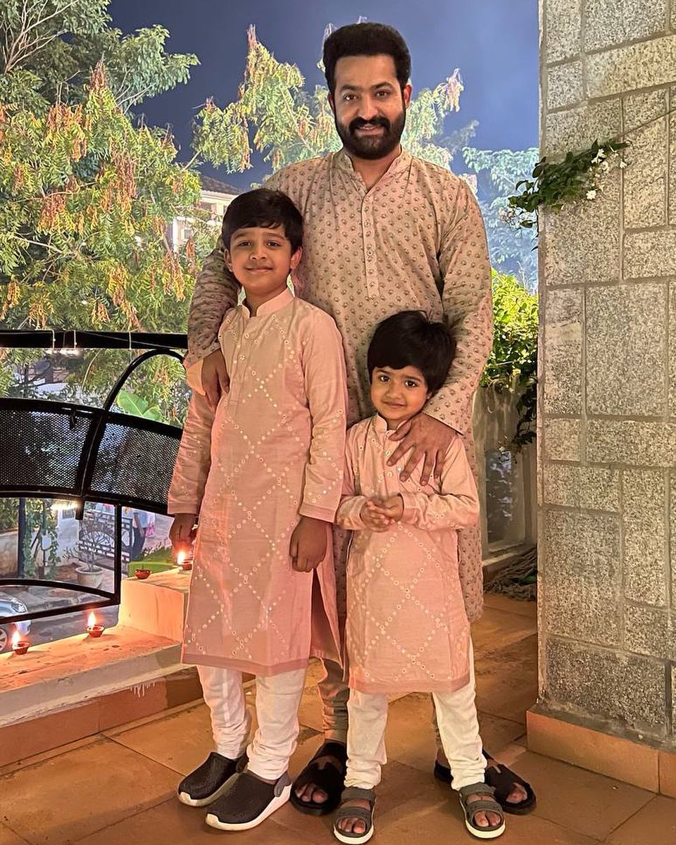 IsmartNaveen77's tweet photo. Happy Deepawali 💥❤️
#TarakRam
#AbhayRam
#BhargavaRam
@tarak9999 #KomaramBheemNTR https://t.co/5YSlZ8zWMN