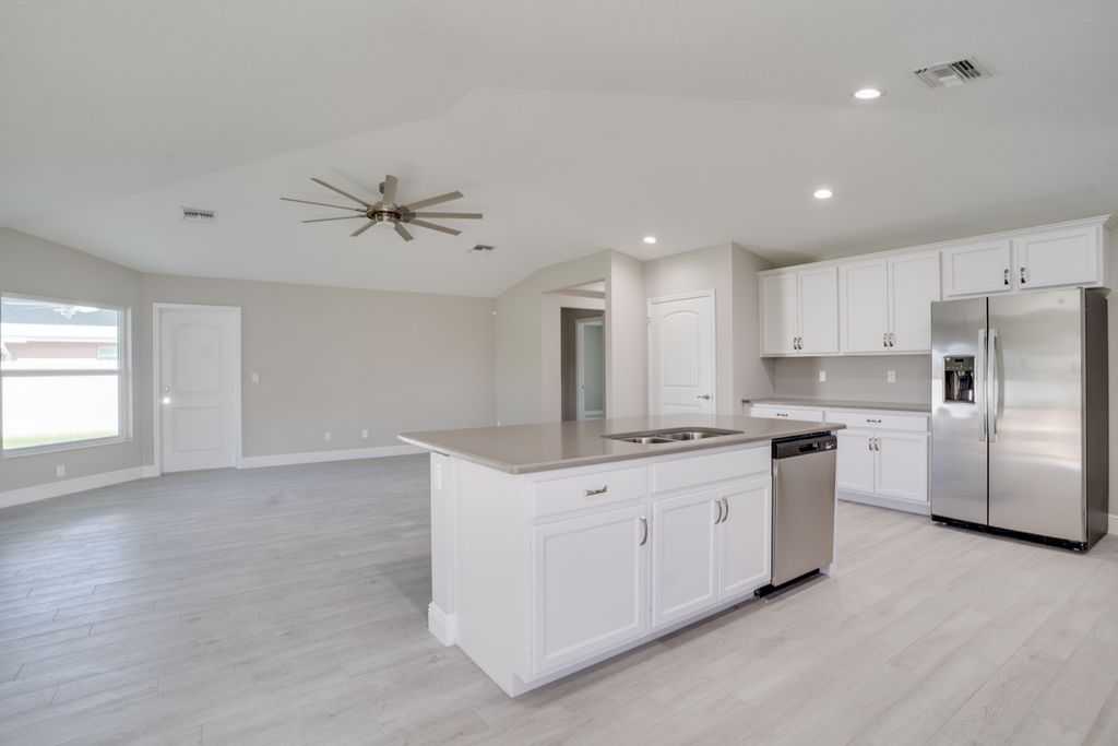 GrozaBuilders's tweet photo. The Kitchen is almost ready for this brand new home for sale!! 
Yours for $449,700 ⠀
Officially accepting offers ⠀
This home is our La Tortuga Floor Plan ⠀
4 Bedroom/ 2 Bathroom/ 3 Car Garage⠀
Want a tour? Call ⠀
772-336-7653 X110⠀
771 SW Abode Ave. PSL, Fl 34953 https://t.co/QnBXYNkliK