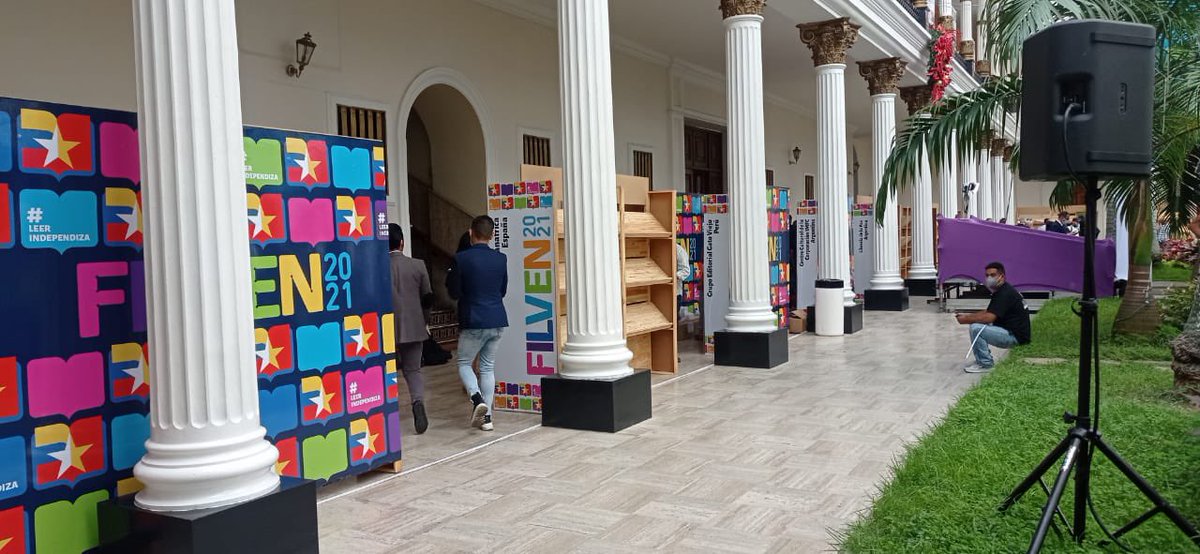 El Palacio Federal Legislativo amaneció preparándose para inauguración de #Filven2021 y capítulo presencial de #IVBienalDelSur #PueblosEnResistencia.

Actividades públicas desde mañana #5NOV.

Info: @filven2021 e <a href="/IartesVzla/">Iartes</a>.

Libros y artes visuales toman AN.

#LeerIndependiza