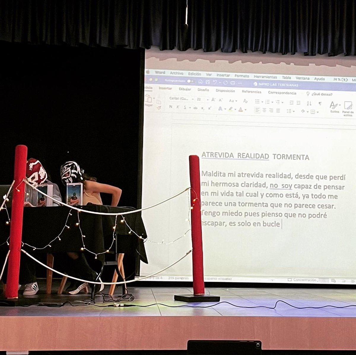 FETlaspalmas's tweet photo. Alumnos de 3º y 4º de ESO, bajo seudónimo y con máscaras de lucha libre se retaron en una velada de improvisación literaria en la que quedó de manifiesto que “tus palabras son más fuertes que tus puños”. Enhorabuena Natacha y Lucía y muchas gracias a @LuchaLibro_C. @feteresiana https://t.co/0JULvmBI7S