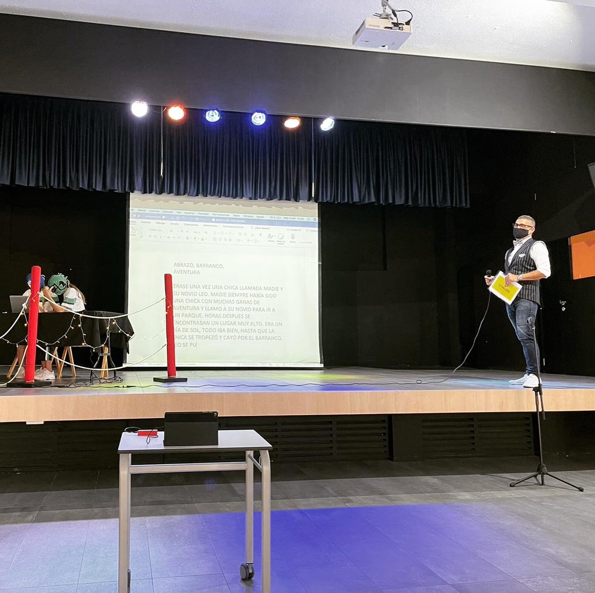 FETlaspalmas's tweet photo. Alumnos de 3º y 4º de ESO, bajo seudónimo y con máscaras de lucha libre se retaron en una velada de improvisación literaria en la que quedó de manifiesto que “tus palabras son más fuertes que tus puños”. Enhorabuena Natacha y Lucía y muchas gracias a @LuchaLibro_C. @feteresiana https://t.co/0JULvmBI7S