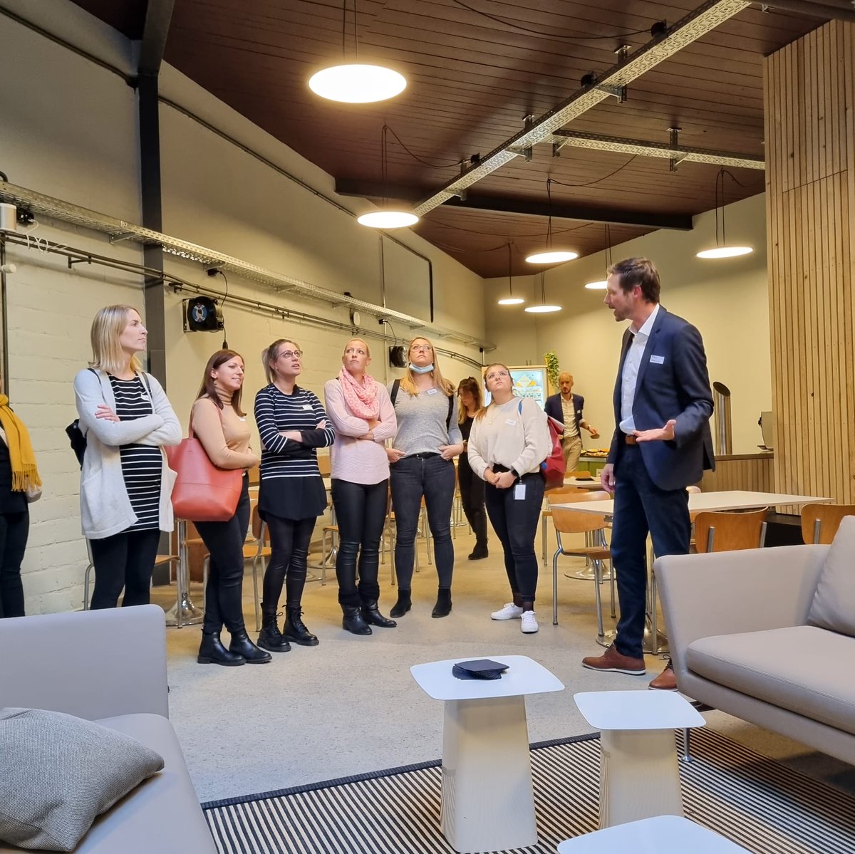 sitemmedtechhub's tweet photo. Where #innovation thrives! Our guests are keen to see the renovated space at the newly opened Sitem MedTech HUB - this is where young startups will brood over their ideas and bring their innovations to life. 💡
#sitemmedtechhub #startups #medtech #construction #building #bern https://t.co/Zw42kJw9TK