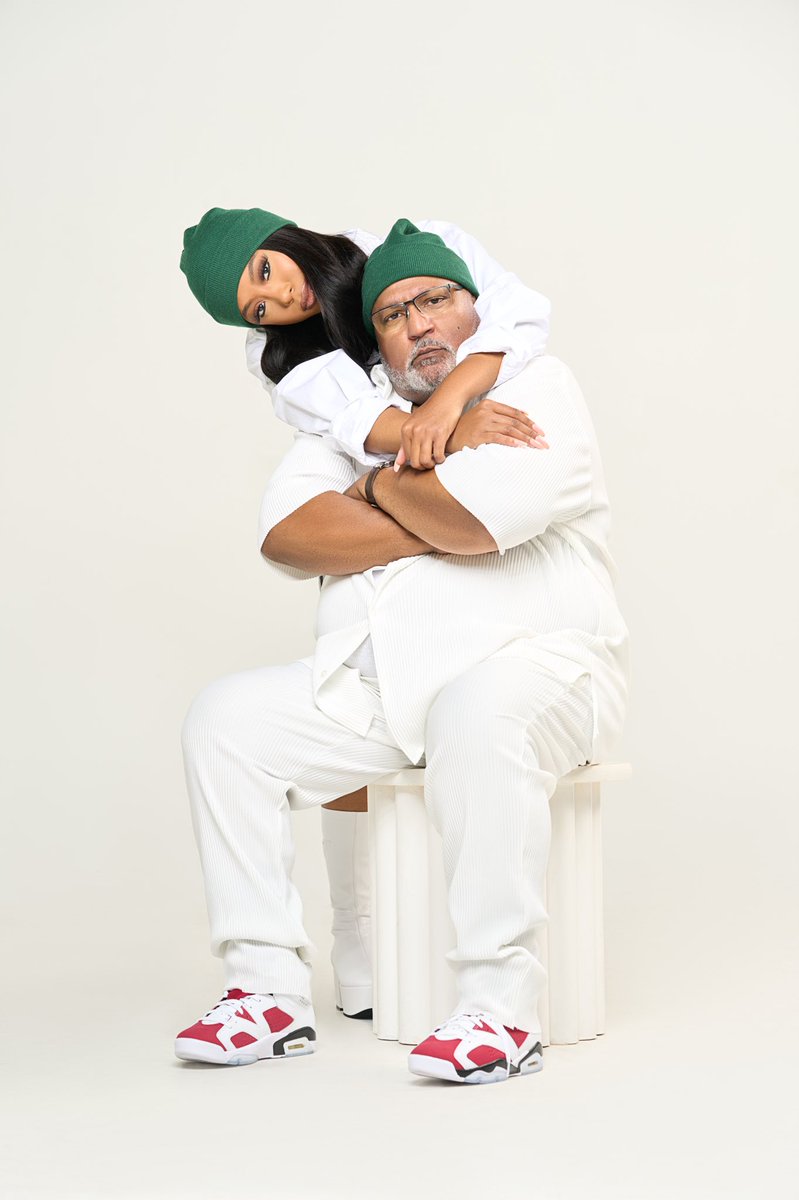 SydBidd's tweet photo. Did a photoshoot with my dad &amp; he ate my ass up 😭💚 https://t.co/1WnvtdiKin