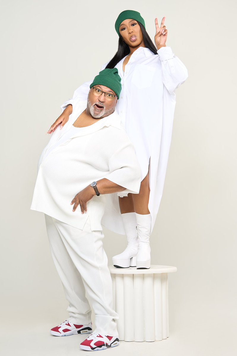 SydBidd's tweet photo. Did a photoshoot with my dad &amp; he ate my ass up 😭💚 https://t.co/1WnvtdiKin