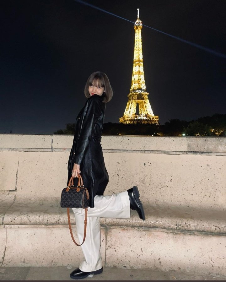BPInfobrazil's tweet photo. [IG] - Atualização de @.lalalalisa_m (LISA) em seu Instagram. (1)

"🌟"

🔗 https://t.co/TqX4OLKC3E

@BLACKPINK #LISA https://t.co/pLiHPmMPwy