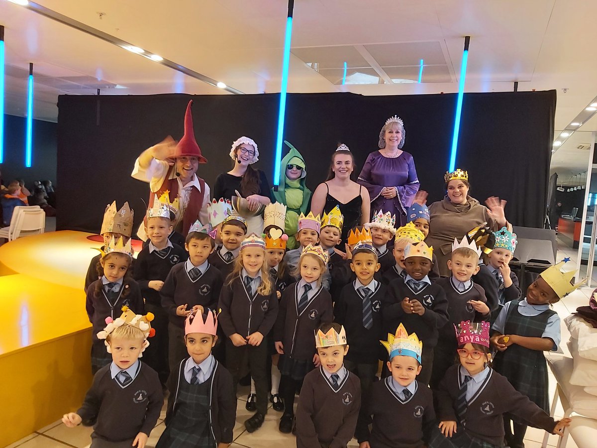 Wigan_music's tweet photo. The children from @Mabs_cross having a wonderful time with our Princes, Princesses and of course the Pea! @GMMusicHub #traditionaltales #gmmhprincess #Singing @WiganCouncil @GalleriesWigan @FireWithinWigan https://t.co/GdmmtYMVKV