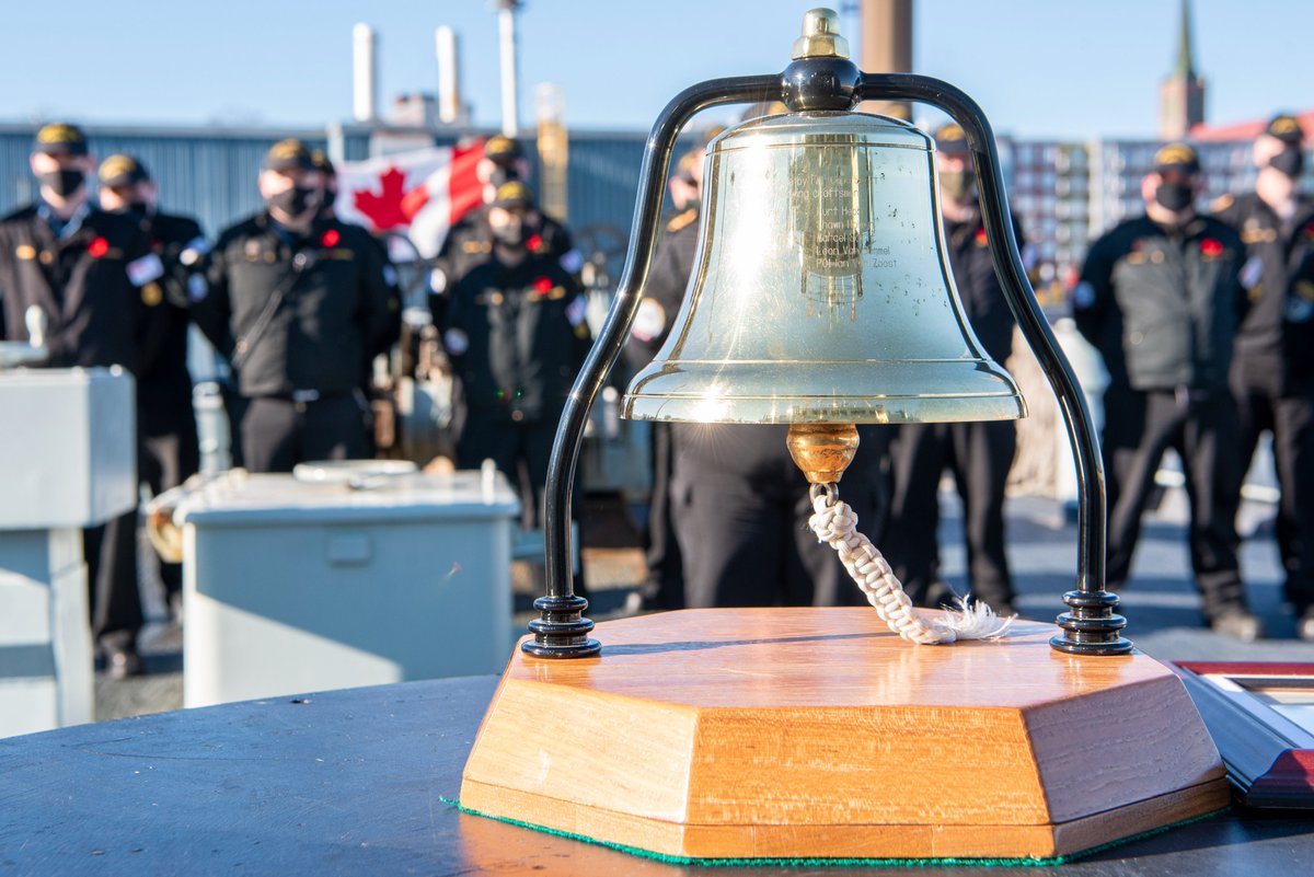 RAdm Santarpia, Comd MARLANT and JTFA presents the 2021 Admiral’s Bell to #HMCSSummerside ship’s company for demonstrating best overall 'Efficiency, Morale & Leadership.'  #BravoZulu 🇨🇦⚓️💯