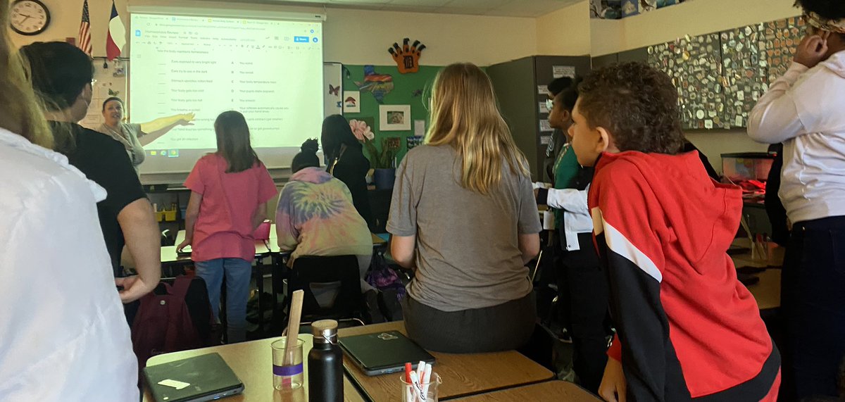 SunnyVosburg's tweet photo. These @StaffordSpartn are up and engaged as they discuss and explain academic vocabulary using @JohnSeidlitz #totalresponsesignals in @MrsBishopSci science today! https://t.co/8xHsDlVsGz