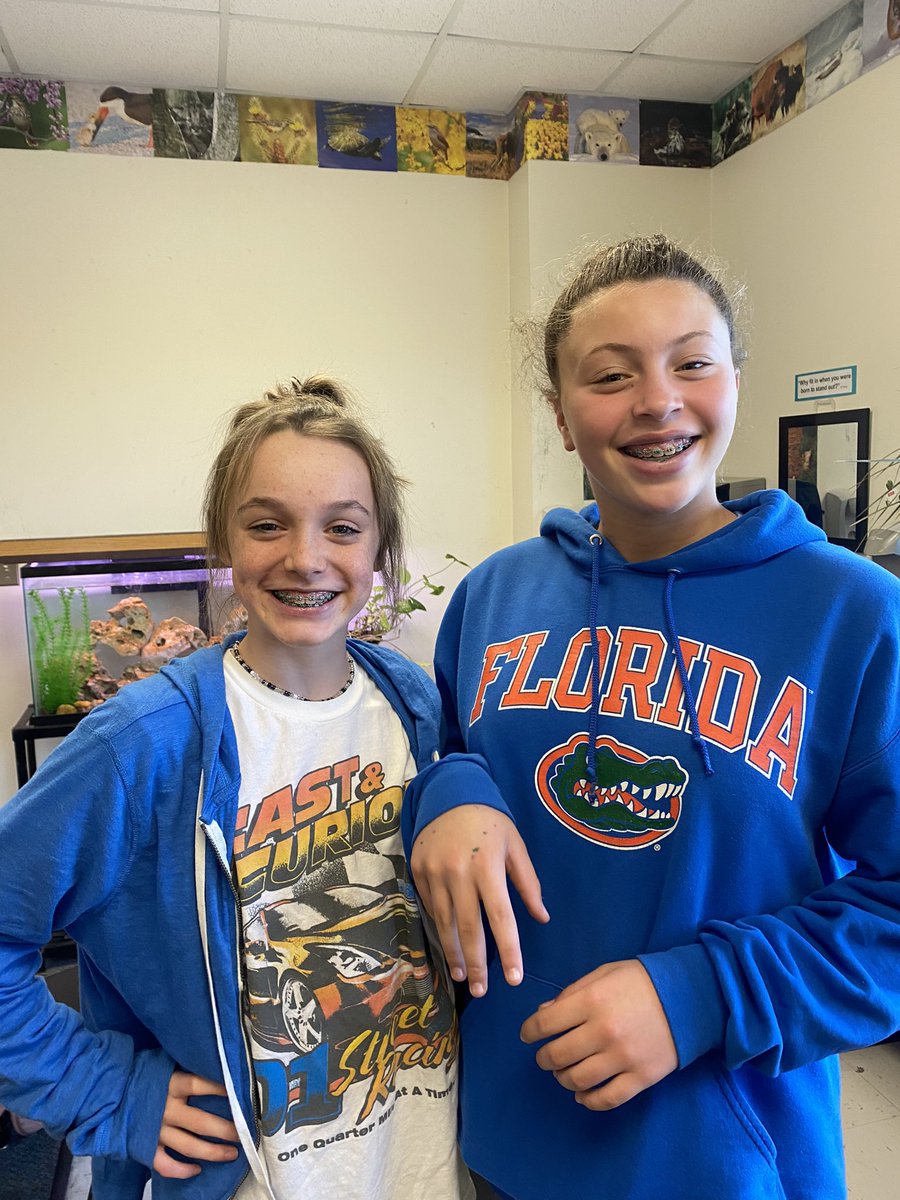 SunnyVosburg's tweet photo. These @StaffordSpartn are up and engaged as they discuss and explain academic vocabulary using @JohnSeidlitz #totalresponsesignals in @MrsBishopSci science today! https://t.co/8xHsDlVsGz