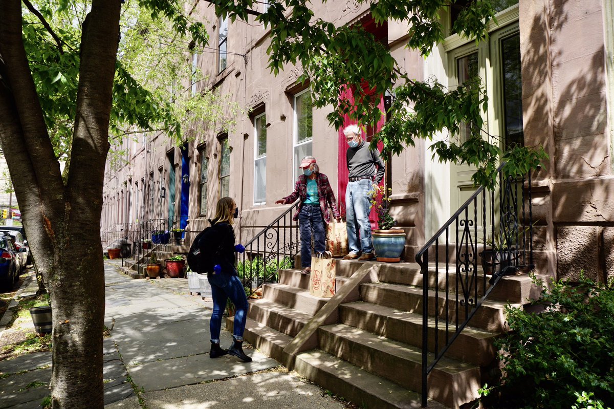 MaryMo716's tweet photo. Day 3 of #30daysofgratitude celebrates @InvHandsDeliver a charitable project of @givingbackfund that features over 12,000 volunteers who deliver groceries &amp; prescriptions to the elderly and immunocompromised in 311 zip codes in NY, NJ, PA &amp; GA! #donate #food #volunteer #charity https://t.co/iCZNPvhNtl