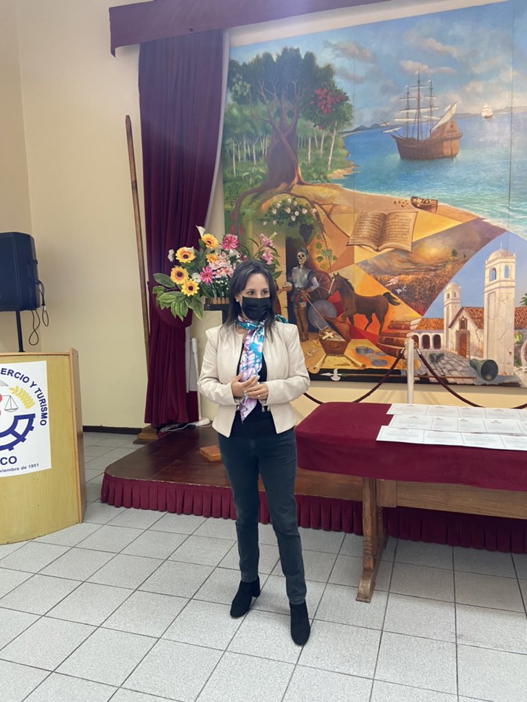 En este momento, la directora de la #deasucsc reconoce el trabajo de las profesoras de la Facultad de Medicina de la @UCSC, Tania Grant y Mirna Muñoz, y de las participantes, mujeres jefas de hogar de Penco, quienes fueron certificadas en los talleres de Cultivo y Vida saludable.