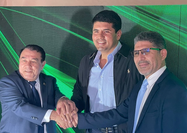 DiarioLaGaceta's tweet photo. El secretario general de @ElsalvadorPdc @REYNALDOCARB anunció la incorporación "a la nueva democracia cristiana" de @joseandreshsv y #FidelFuentes. https://t.co/aGsEq9FjNa