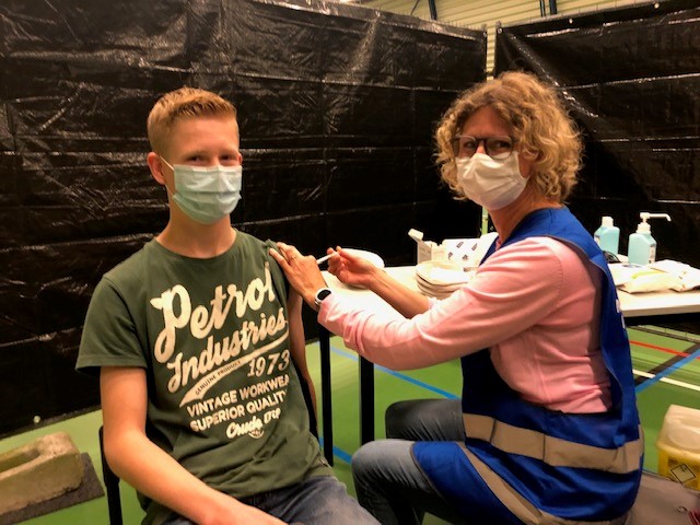 Heeft u nog geen vaccinatie gehaald en wilt u dat alsnog doen? Of heeft u een uitnodiging van het ziekenhuis ontvangen voor een derde prik? Bel vandaag en morgen tussen 8.00 en 17.00 uur voor een afspraak op 8 november via telefoonnummer 088-22 99 620. Meer informatie: