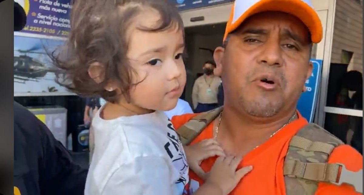 ReportarsinMied's tweet photo. El capitán retirado fue capturado junto con su esposa en el aeropuerto Toncontín de Tegucigalpa. Él llevaba su hija en brazos. #Honduras #EleccionesHonduras https://t.co/oemR6Kfiko