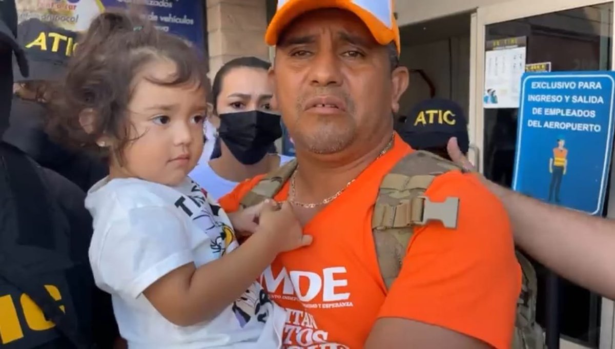 ReportarsinMied's tweet photo. 🚨¡Capturan al candidato presidencial Santos Rodríguez Orellana por supuesto tráfico de drogas y otros delitos! Es una "venganza del presidente #JOH", dijo el militar retirado Orellana, quien denunció a Tony Hernández, hermano del presidente, por el trafico drogas. #Honduras https://t.co/YZCob7kogq