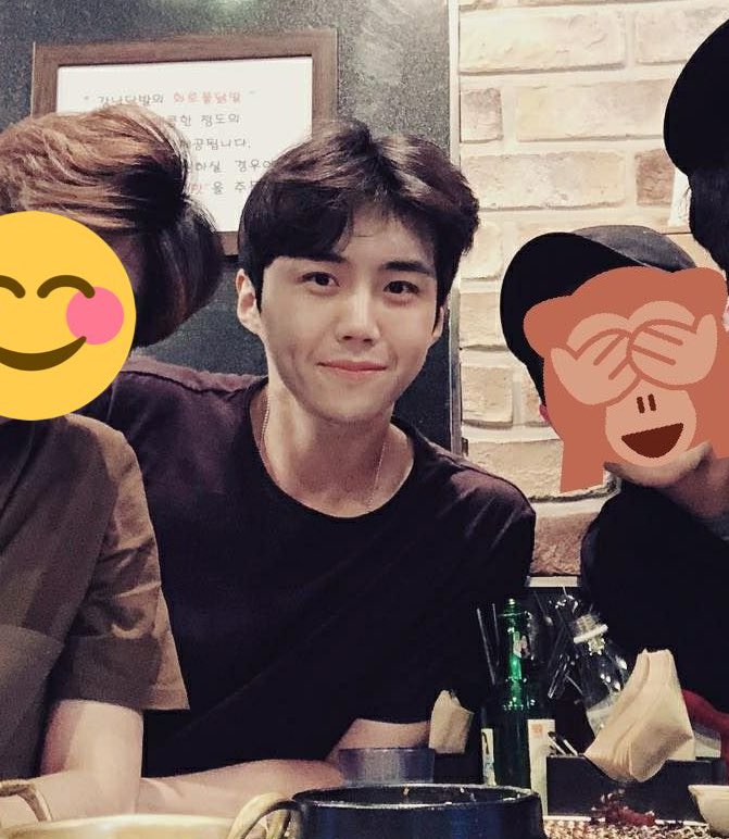 kdrama_menfess's tweet photo. •kdm• guys mau foto2 aktor ahjussi di masa mudanya gitu dong, mau buat thread.
btw ini seonho usia 20an layak jadi visual grup 😭 https://t.co/WXm2pHpKLW