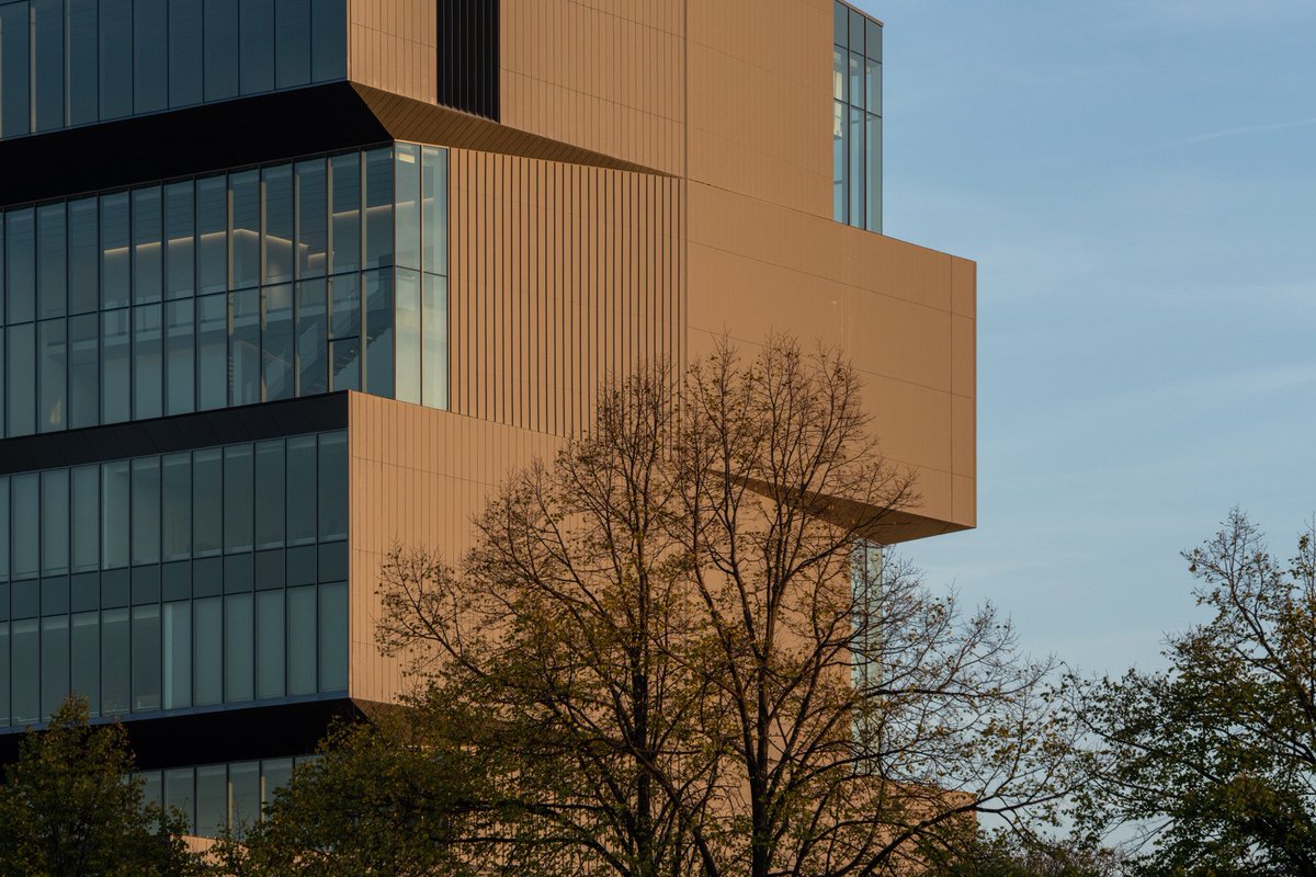 AngieMcMonigal's tweet photo. Fall light &amp; and progressively more detailed shots of the west side of the David Rubenstein Forum designed by @dsrny &amp; @BLarchitecture .
#chiarchitecture https://t.co/dE6lYs7J0S