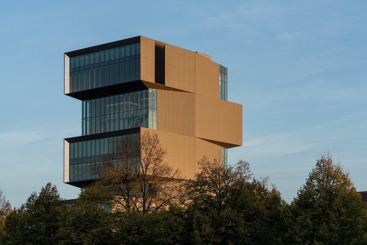 AngieMcMonigal's tweet photo. Fall light &amp; and progressively more detailed shots of the west side of the David Rubenstein Forum designed by @dsrny &amp; @BLarchitecture .
#chiarchitecture https://t.co/dE6lYs7J0S