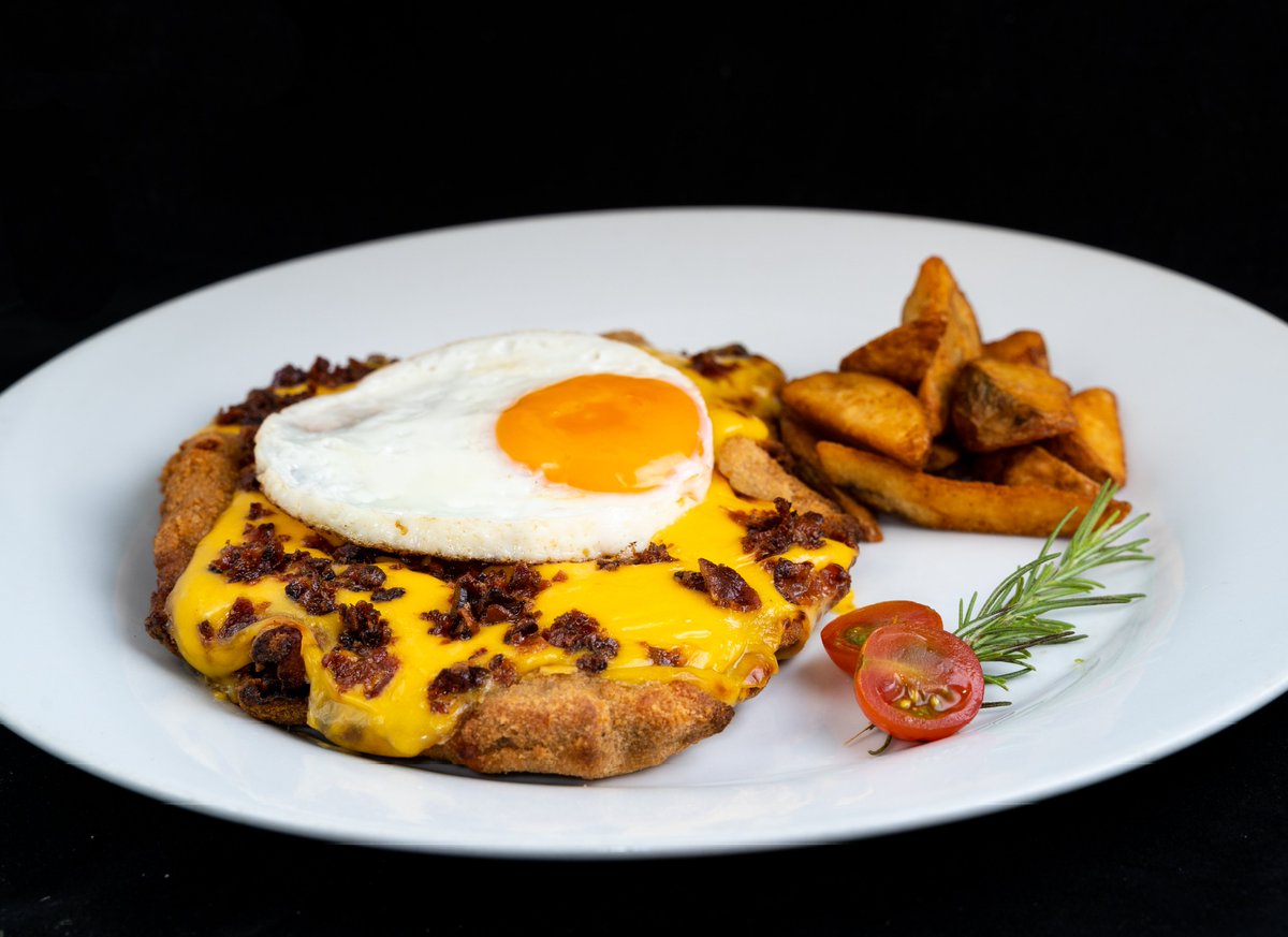 pelliceruy's tweet photo. Venís al @MercadoMAM? Te esperamos con esta milanesa con cheddar, crocante de panceta 🥓 y huevo a la plancha 🍳 acompañada de papas fritas. 🤤 https://t.co/bVIzSwQc4r