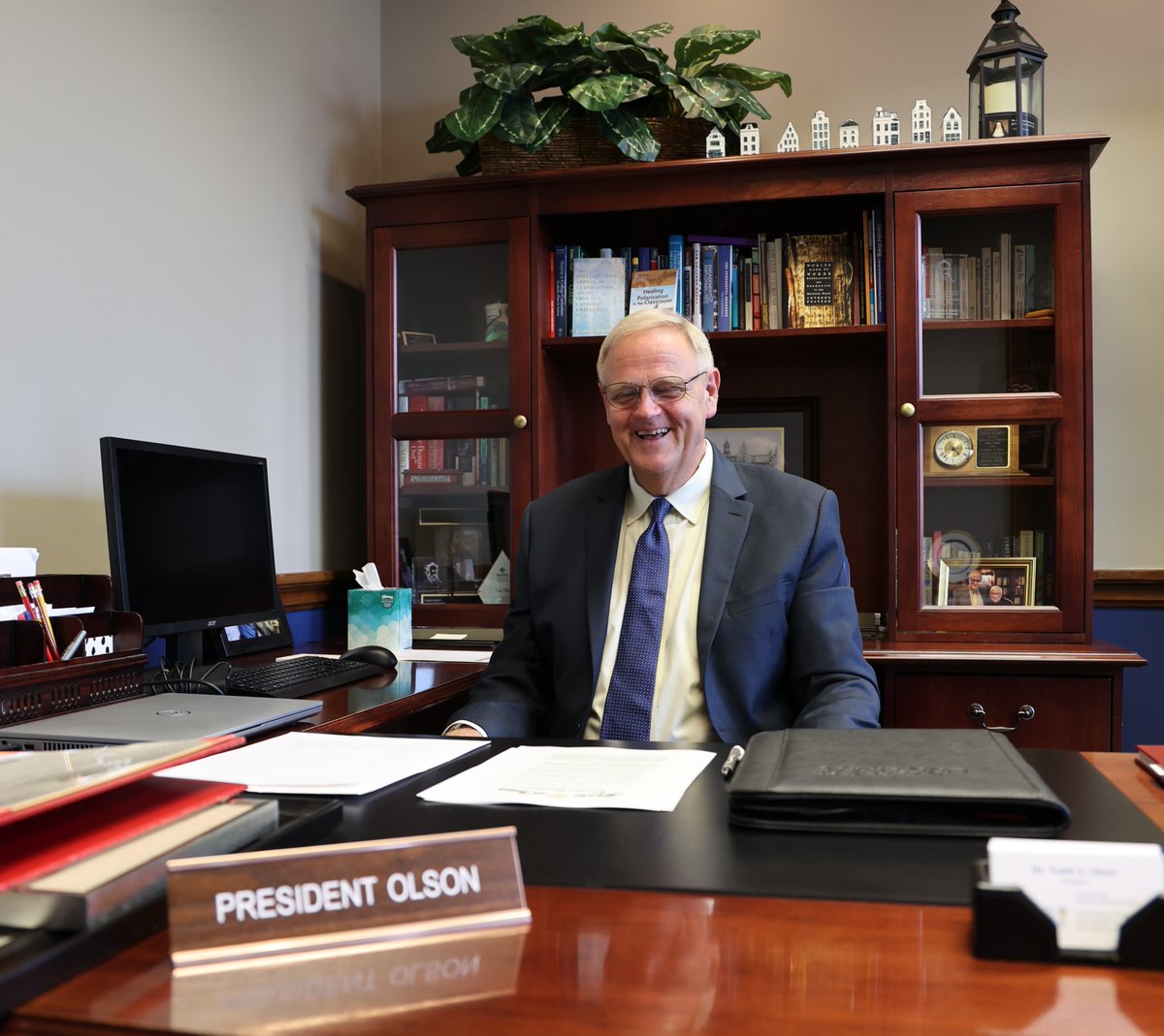 MountMercy's tweet photo. It's President Olson's birthday! 🥳 Happy Birthday, President Olson! We are so lucky to have you on the Hill. 🎂🎊🎈 https://t.co/HhVvLUyddd
