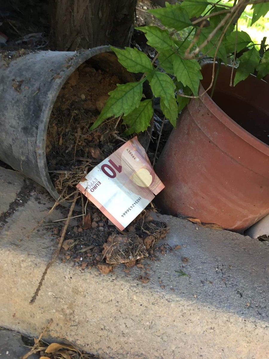 bennyxx9's tweet image. Condividi questa foto per 10 anni di buona fortuna