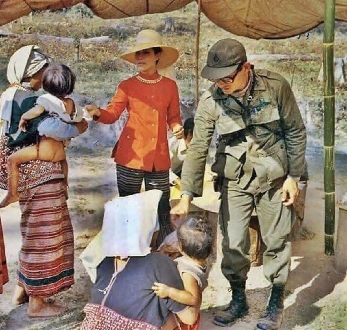 kin9stillonmind's tweet photo. "...พระพุทธเจ้าตรัสไว้ว่า บุคคลใดประกอบความดี คุณความดีนั้นย่อมต้องสนองตอบ ข้าพเจ้าจึงขอชักชวน แต่ละท่านให้บำเพ็ญความดีด้วยน้ำใจอันบริสุทธิ์

แม้บางโอกาสอาจจะต้องเสียสละบ้างก็จงมานะอย่าท้อถอย.."

#พระราชดำรัส #ในหลวงรัชกาลที่9
#ร9 #ธสถิตในดวงใจนิรันดร์ #ธรรมะ #ธรรมะจากพระราชา https://t.co/DCWI7FjS62