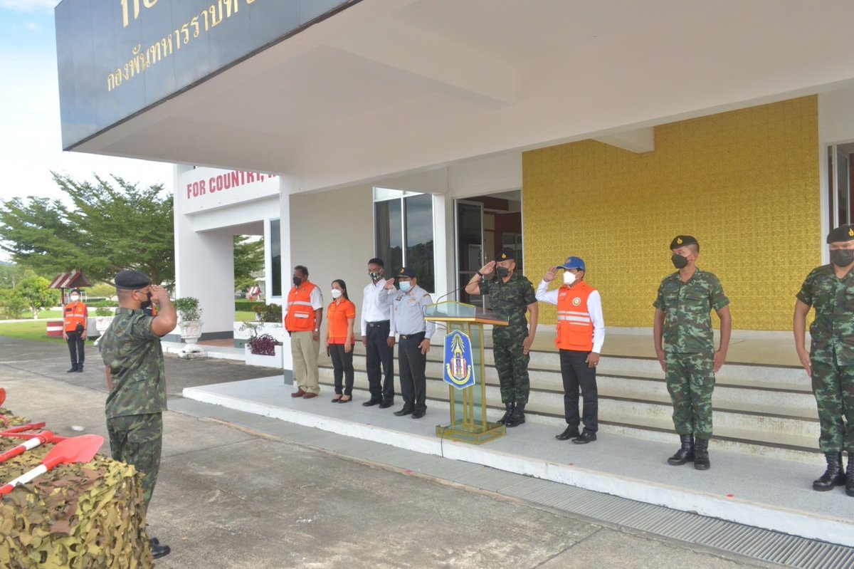 Infantry5002's tweet photo. 4 พ.ย.64 ที่ ค่ายสมันตรัฐบุรินทร์ จ.สตูล พ.อ.เรวัตร เซ่งเข็ม ผบ.ร.5 พัน.2/ผอ.ศบภ.ร.5 พัน.2 พร้อมด้วยกำลังพล ศบภ.ร.5 พัน.2 (ศบภ.พล.ร.5) ร่วมกับหน่วยงานในพื้นที่จังหวัดสตูล ดำเนินการ "ซักซ้อมการบรรเทาสาธารณภัย" เพื่อเตรียมรับมือสถานการณ์ฝนกตกหนักตามประกาศของกรมอุตุฯ

#กองทัพภาคที่4 https://t.co/u8PAKcPIr8