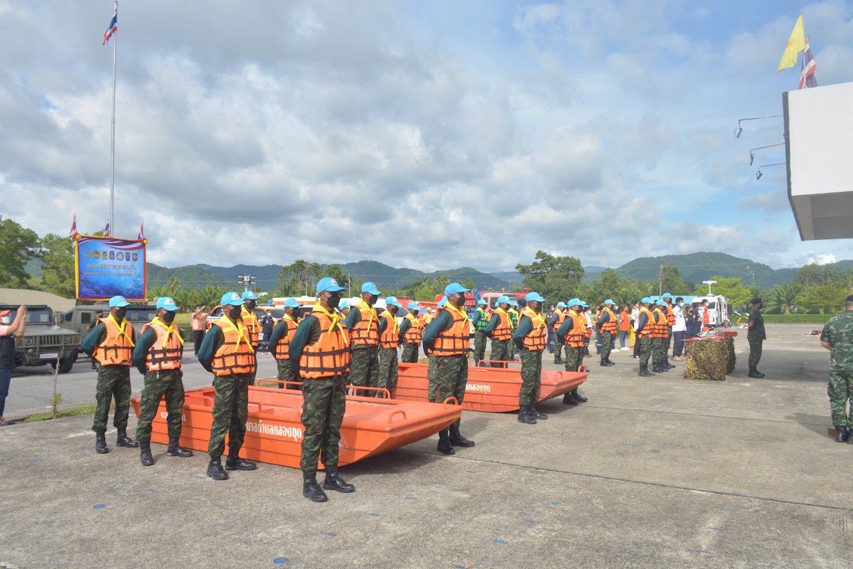 Infantry5002's tweet photo. 4 พ.ย.64 ที่ ค่ายสมันตรัฐบุรินทร์ จ.สตูล พ.อ.เรวัตร เซ่งเข็ม ผบ.ร.5 พัน.2/ผอ.ศบภ.ร.5 พัน.2 พร้อมด้วยกำลังพล ศบภ.ร.5 พัน.2 (ศบภ.พล.ร.5) ร่วมกับหน่วยงานในพื้นที่จังหวัดสตูล ดำเนินการ "ซักซ้อมการบรรเทาสาธารณภัย" เพื่อเตรียมรับมือสถานการณ์ฝนกตกหนักตามประกาศของกรมอุตุฯ

#กองทัพภาคที่4 https://t.co/u8PAKcPIr8