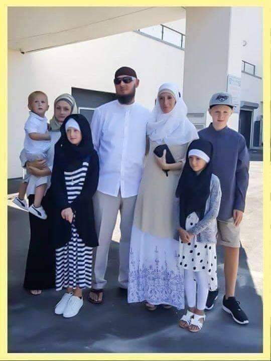 77las2's tweet photo. ماشاء الله تبارك الرحمن
عائلة #نورويجية 
#تعتنق_الاسلام بكاملها
الله أكبر و لله الحمد
كلما حاربوا الاسلام اشتد
 ويمتد في كل بقاع المعمورة https://t.co/uXIIZH0si7