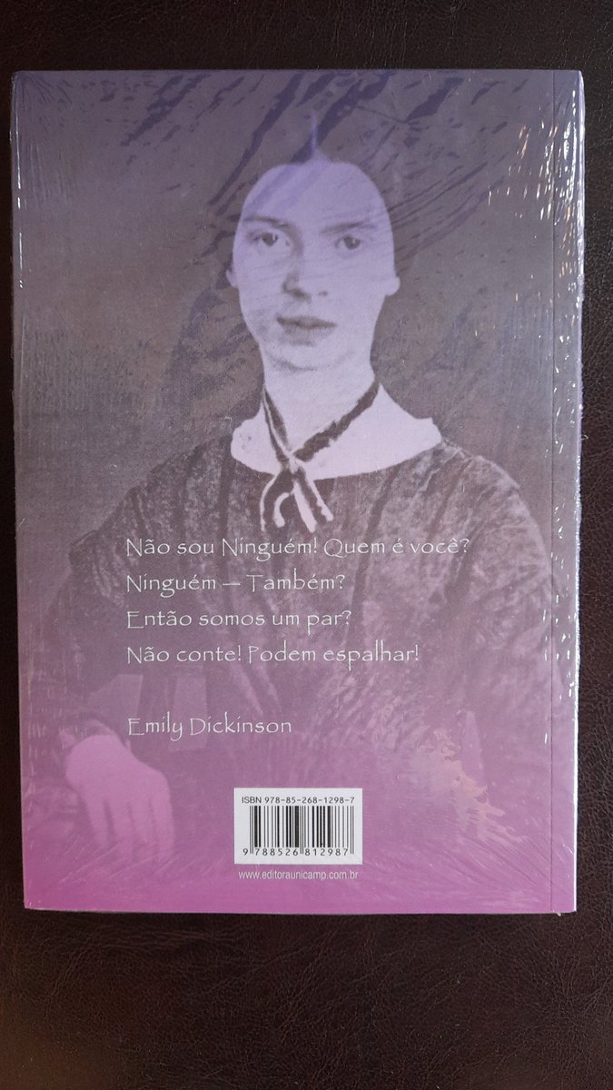 BZZLEFlRE's tweet photo. A BELL ME MANDOU VEI, EU MORRO TODA HORA QUE OLJO ESSW LIVRO NAO TO ACREDITANDO É O MELHOR PRESENYE DA MINHA VISA 😭 https://t.co/U3RhgPbct8