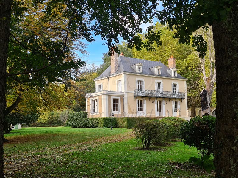 SifexChateaux's tweet photo. Beautiful #maisondemaitre #forsale situated 45 km south of #LeMans in the #LoireValley. Completely #restored in 2006. Set in a lovely #park with small #stream running through. Set in a charming #rurallocation with shops, train & motorway close by €699000 https://t.co/w92iIZoDKK https://t.co/RJ7kzKQgRt