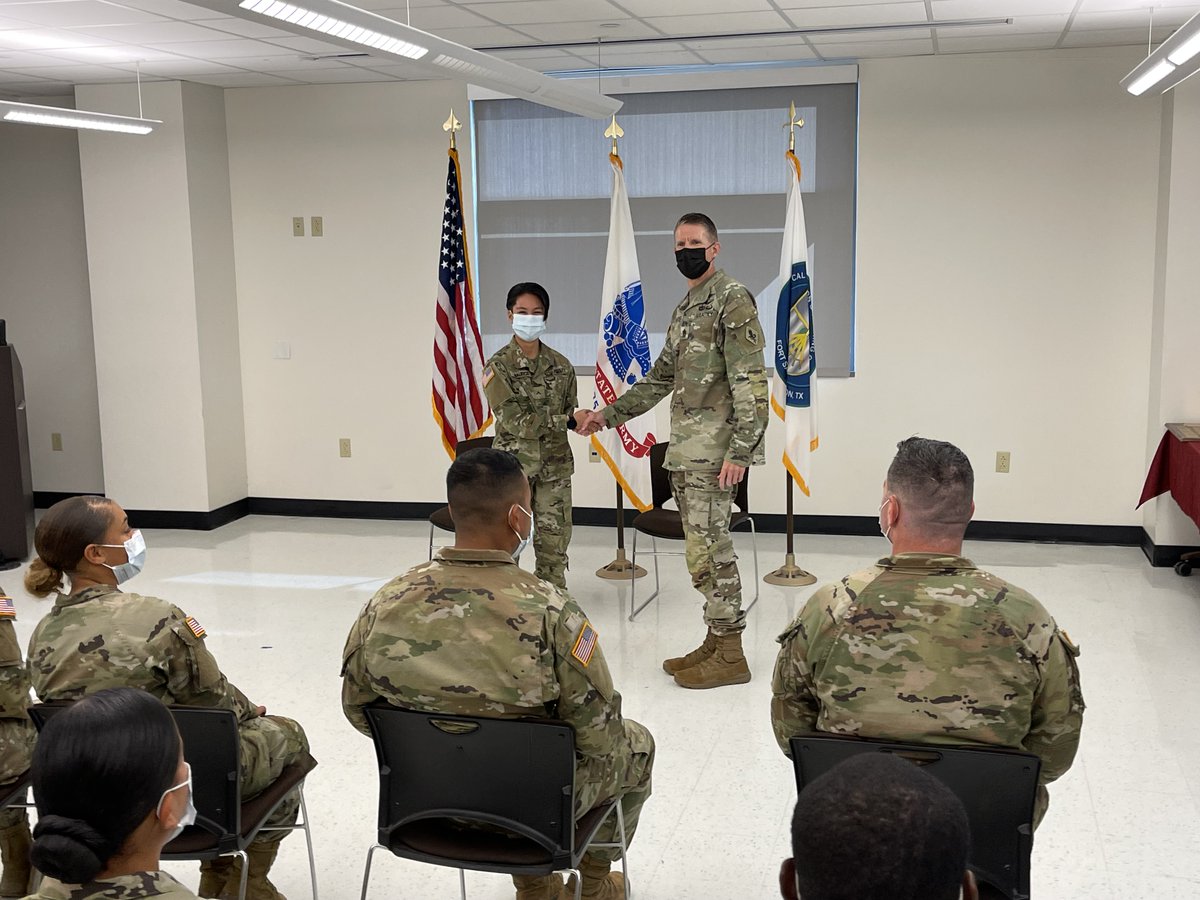 medcoe's tweet photo. CSM Clark Charpentier coined PV2 Lex Marie Mauricio during the #68E Dental Specialist Class 80-21 graduation ceremony for drawing the 68E Pre Dental Course handbook cover for the hold-under training.
#ThisIsMySquad
@DennisLeMaster7 https://t.co/eAAzzSWhOl