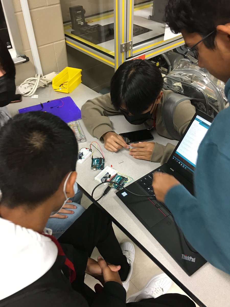 CoachYBSoftball's tweet image. Programming ultrasonic sensors using Arduino. Group effort for debugging! Learning and coding at Lakes! ⁦@CyLakesLibrary⁩ ⁦@CFISDCyLakes⁩ ⁦@LakesInnovators⁩ #codingrocks
