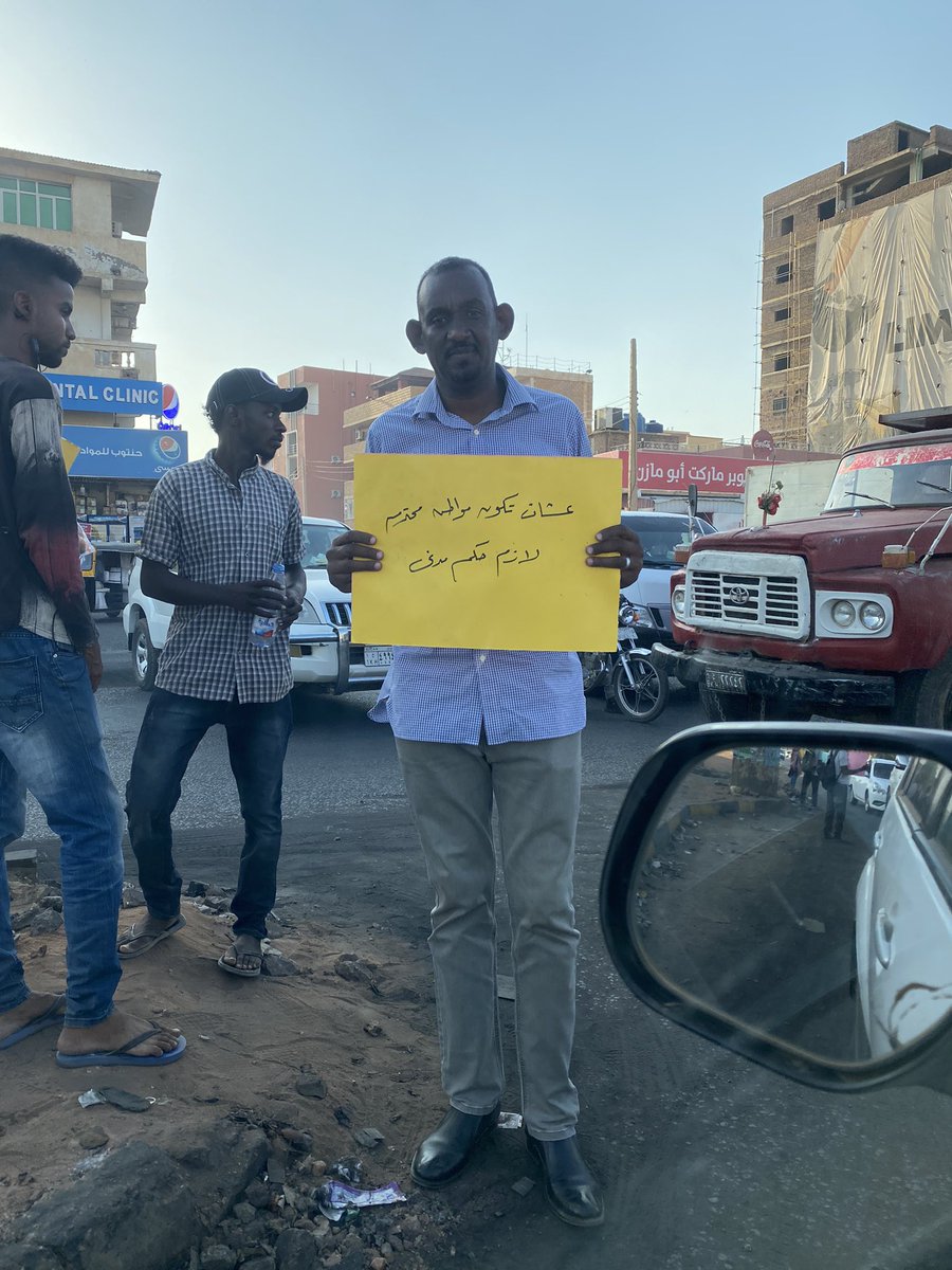 BitAbdou's tweet image. Thursday Nov 4th about 4:30pm. A peaceful silent protest at the intersection on St.60 and Shargi. “To be a respectable citizen, there must be civilian rule”. And may I add NO KEIZAN. #Sudan #SudanCoup #SudanBlackout