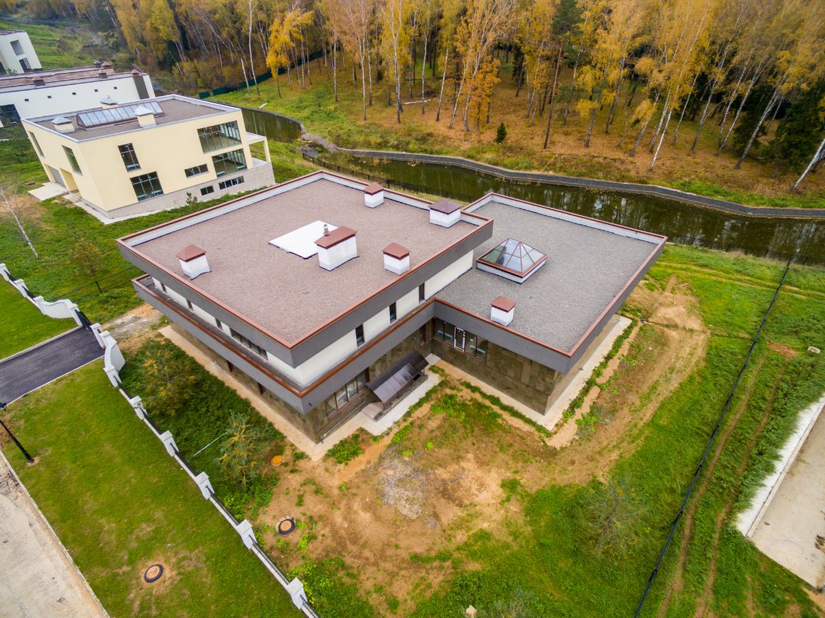 La tecnología #drone ✈️ lleva un tiempo siendo usada en la #seguridad 🔐 del #hogar 🏡,. Gracias a sensores que envían una señal al drone para que este revise los movimientos alrededor de la #casa, y después, enviando las #imágenes 📸 al propietario.