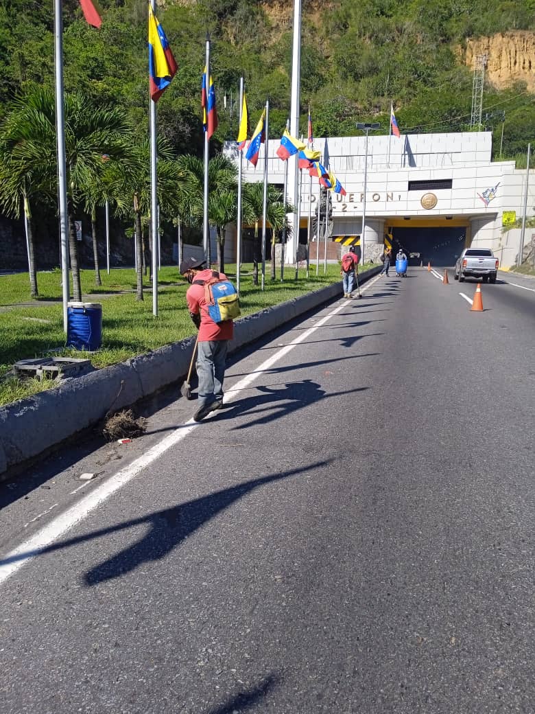 mintransporteve's tweet photo. #Entérate 🚧👷‍♂️ En el marco del Plan Gran Caracas Patriota, Bella y Segura, trabajadores del @IAIM_VE realizaron labores de limpieza y mantenimiento a la autopista que conecta al edo. La Guaira con la capital del país. ¡Seguimos Avanzando!
@NicolasMaduro @HAbreuMRT @buhopsuv https://t.co/sYaOK7NKbl