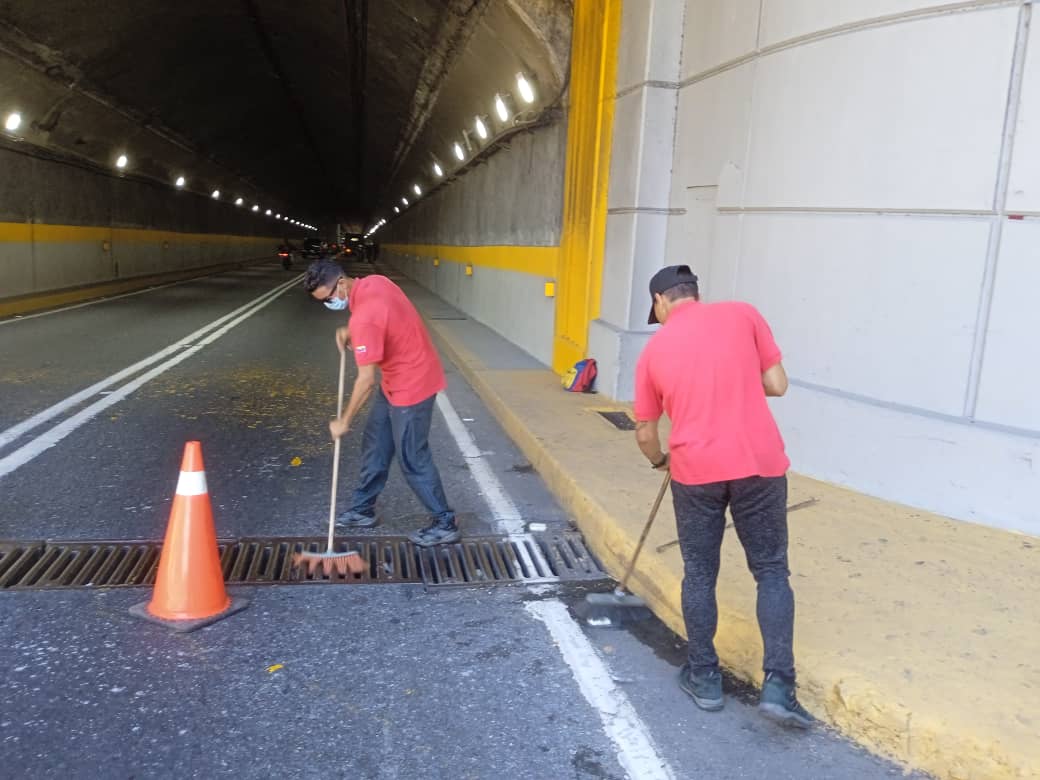 mintransporteve's tweet photo. #Entérate 🚧👷‍♂️ En el marco del Plan Gran Caracas Patriota, Bella y Segura, trabajadores del @IAIM_VE realizaron labores de limpieza y mantenimiento a la autopista que conecta al edo. La Guaira con la capital del país. ¡Seguimos Avanzando!
@NicolasMaduro @HAbreuMRT @buhopsuv https://t.co/sYaOK7NKbl