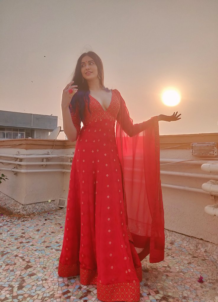 adah_sharma's tweet photo. Make sure you watch #Sooryavanashi 🌞☀️🌞🌻😎
in the dark,in the theatre tomorrow ! Wishing @akshaykumar #KatrinaKaif #RohitShetty @RelianceEnt and team lots of sun light ❤️❤️❤️❤️ https://t.co/PoijEBCdEd