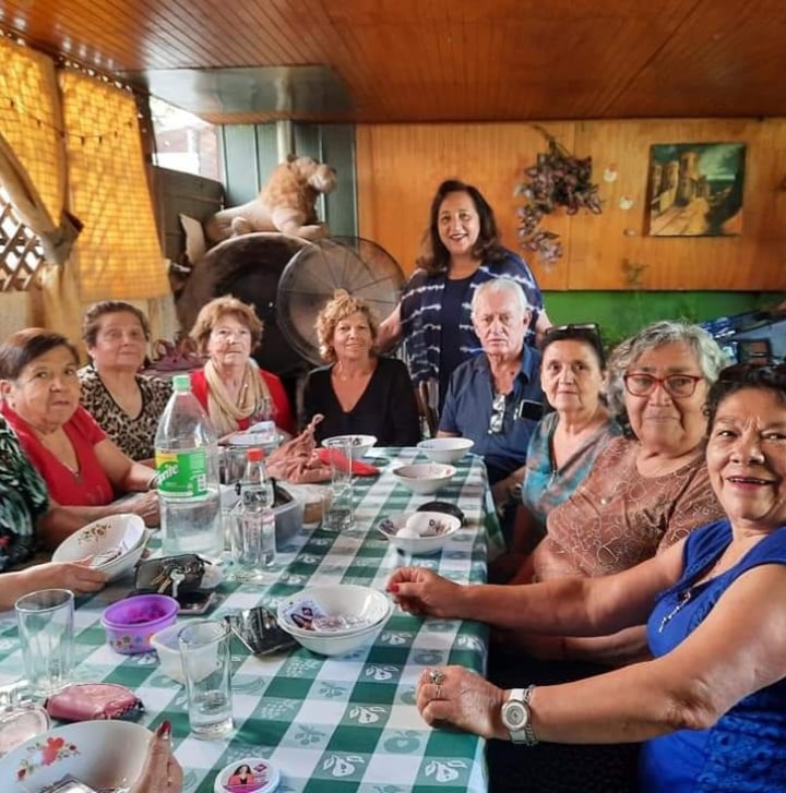 core_rodriguez's tweet photo. #CoreRodríguez Muchas gracias queridos amigos y amigas del CAM "Laurita Vicuña" por la linda invitación a compartir la tarde con ustedes y hacer recuerdos y conversar de los planes futuros.

¡Sigamos trabajando juntos! 
María Victoria Rodríguez
Consejera Regional
#SiempreContigo https://t.co/ABmYpYWCsW