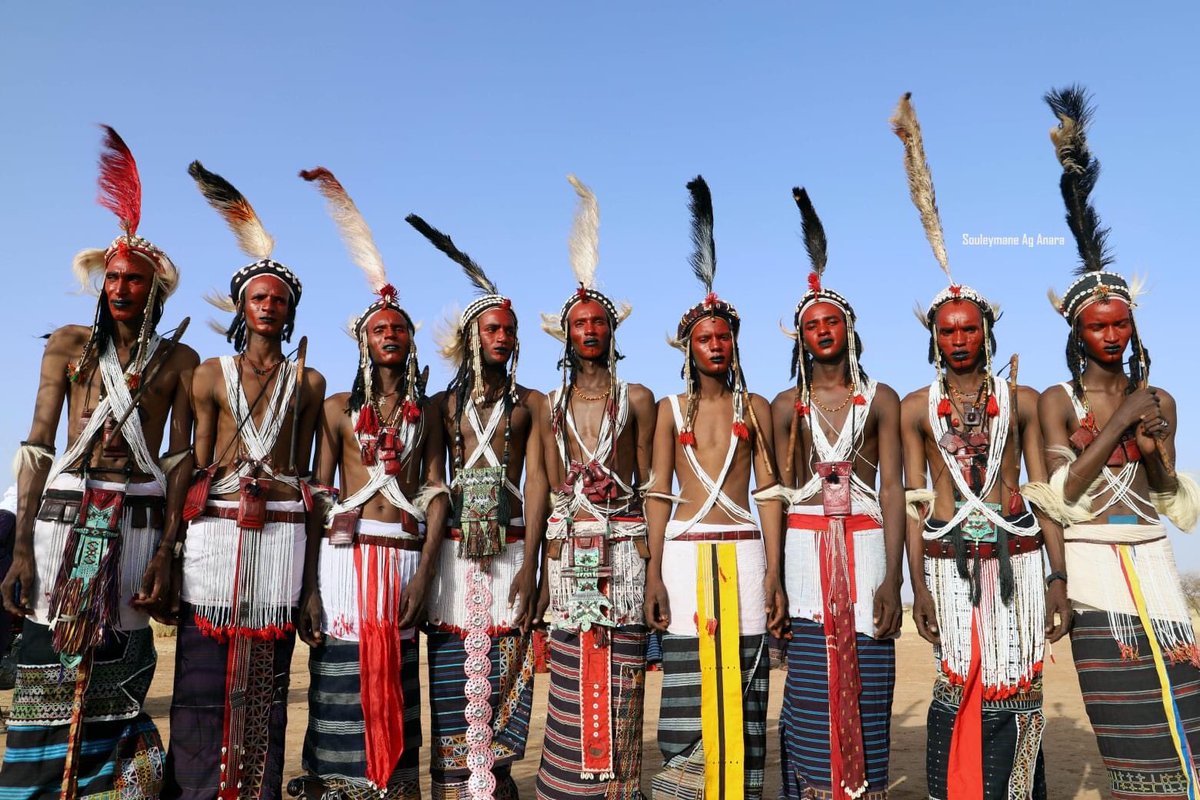 guerewolniger's tweet photo. Réputés pour leur beauté érigée en culte, les #wodaabe ont un sens de l’esthétique qui se manifeste dans les coutumes, un artisanat élaboré et de riches cérémonies. Parmi elles, le #Guerewol est une ode de danses incontournables
#Foudouk2021 🇳🇪 #visitNiger 
📸 @ag_anara https://t.co/5nPMgIyT87